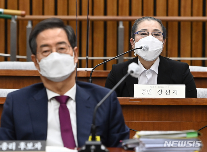 [서울=뉴시스] 고범준 기자 = 강선자 일조원갤러리 관장이 3일 오후 서울 여의도 국회에서 열린 한덕수 국무총리 후보자 인사청문회에 증인으로 참석해 의원들의 질문에 답하고 있다. (공동취재사진) 2022.05.03. photo@newsis.com