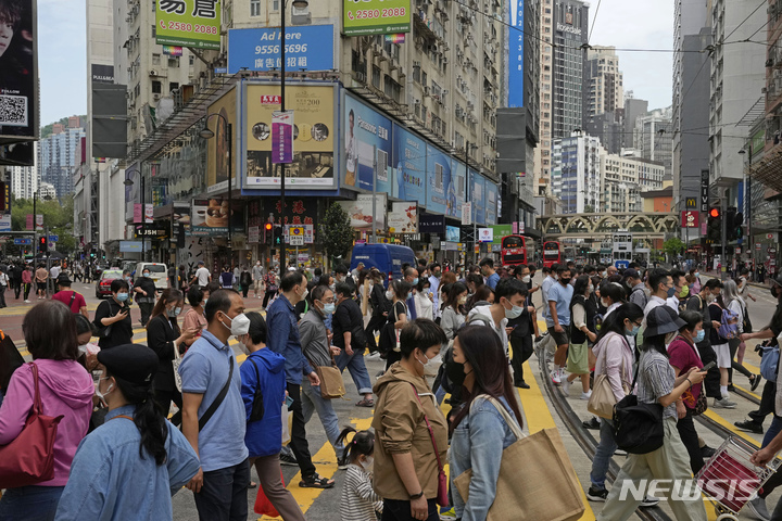 [홍콩=AP/뉴시스] 홍콩 시내에서 3일 코로나19 예방을 위해 마스크를 착용한 시민들이 횡단보도를 건너고 있다. 2022.05.03  