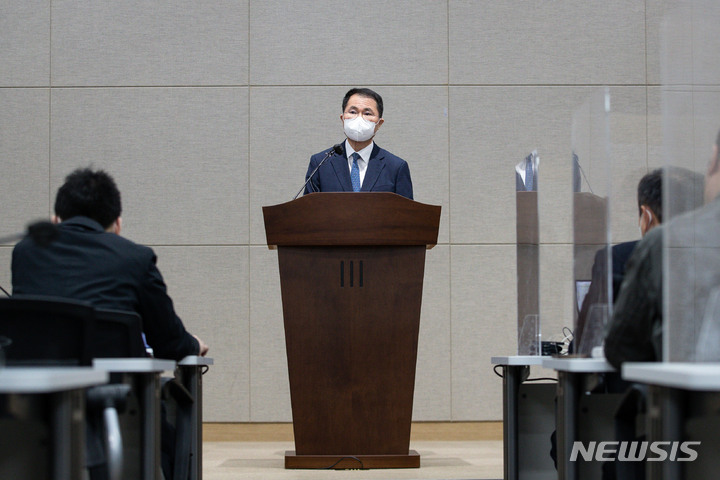 [과천=뉴시스] 최동준 기자 = 4일 경기 과천시 정부과천청사 고위공직자범죄수사처에서 여운국 차장이 고발사주 의혹 수사결과 브리핑을 하고 있다.  공수처는 손준성 전 대검찰청 수사정보 정책관에 대해 공직선거법위반 등의 혐의로 불구속 기소, 함께 고발된 윤석열 대통령 당선인, 한동훈 법무부 장관 후보자, 정점식 국민의힘 의원, 검사 3명 등에 대해서는 무혐의 처분했다. (공동취재사진) 2022.05.04. photo@newsis.com