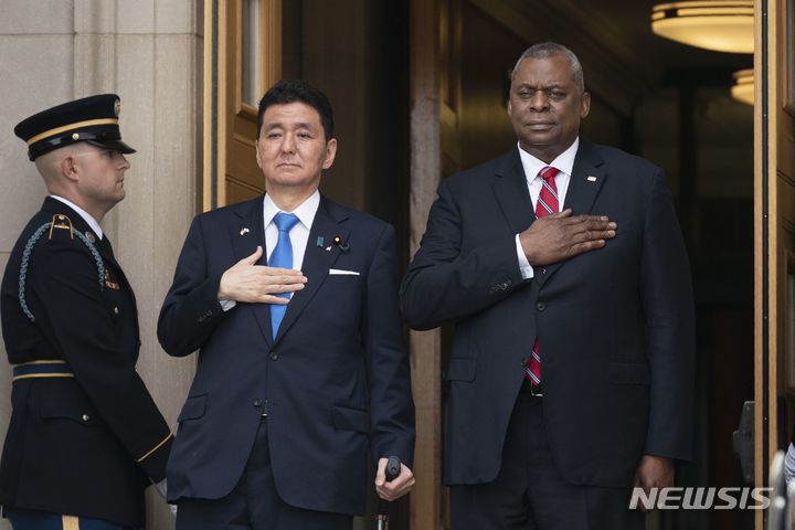 [워싱턴=AP/뉴시스]로이드 오스틴 미국 국방장관(오른쪽)이 지난 4일(현지시간) 국방부에서 기시 노부오 일본 방위상을 맞이하고 있다. 2022.05.27.