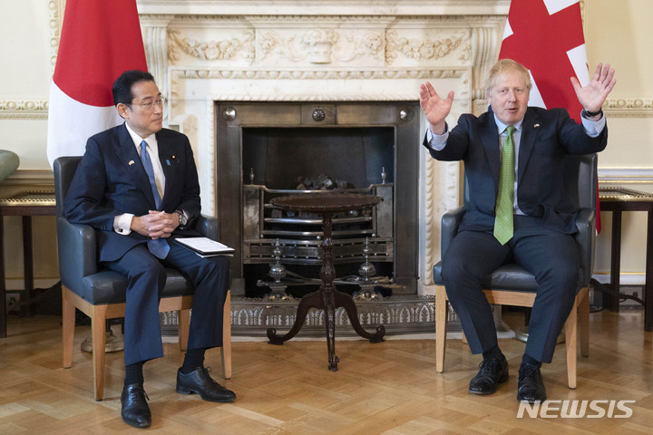 [런던=AP/뉴시스]기시다 후미오 일본 총리(왼쪽)와 보리스 존슨 영국 총리가 지난달 5일 영국 런던 다우닝가 10번지에서 회담을 가지고 있다. 2022.06.28.
