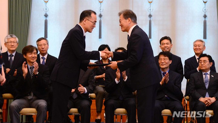 [서울=뉴시스]전신 기자 = 문재인(오른쪽) 대통령이 지난 2017년 7월25일 청와대 본관에서 문무일 당시 검찰총장에게 임명장을 수여하고 있다. 2017.07.25. photo1006@newsis.com 