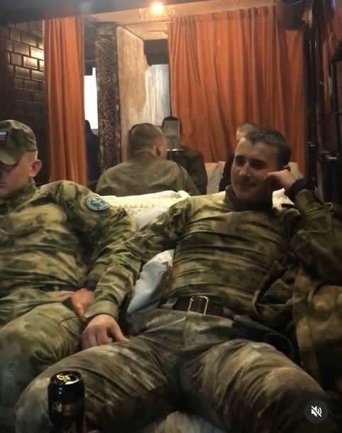 [서울=뉴시스] 지난달 19일 소셜미디어(SNS)에 올라온 영상의 한 장면으로, 우크라이나 부차에 파견된 것으로 확인된 러시아 군인 키릴 크류치코프가 동료 러시아 군인들과 함께 한 술집에서 맥주를 마시고 있다. (출처: 키릴 크류치코프 인스타그램) 2022.05.06. *재판매 및 DB 금지