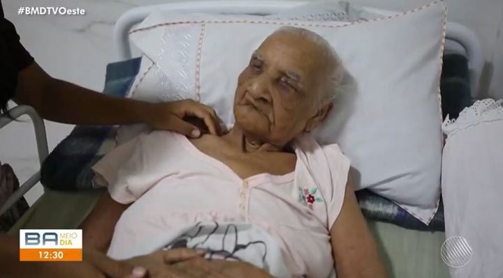 [서울=뉴시스] 121세 브라질 할머니 마리아 고메스 도스 레이스가 침대 위에 누워 있는 모습이다. (사진=브라질 언론 TV 오에스테 홈페이지 갈무리) 2022.05.06. *재판매 및 DB 금지