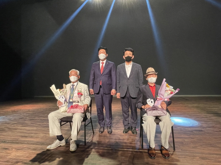 [포항=뉴시스] 강진구 기자 = 경북 포항시는 6일 오전 문화예술회관에서 세대간 화합의 장인 제50회 어버이날 기념식 및 축하공연을 개최했다.(사진=포항시 제공) 2022.05.06.photo@newsis.com *재판매 및 DB 금지