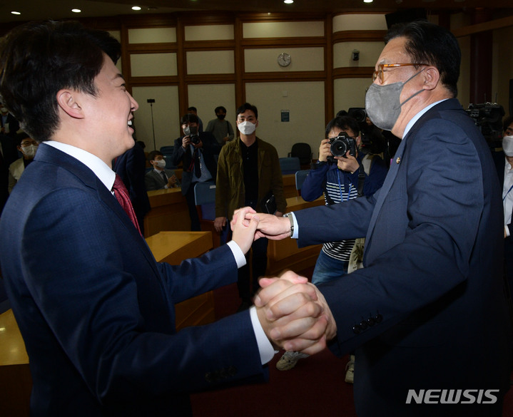 [서울=뉴시스] 최진석 기자 = 이준석(왼쪽) 국민의힘 대표와 정진석 국민의힘 의원, 사진은 지난달 6일 정진석 공천관리위원장이 서울 여의도 국회 의원회관에서 제8회 전국동시지방선거 중앙선대위발대식 및 광역단체장 공천장 수여식을 마친 후 손을 잡고 대화하는 모습. (공동취재사진) 2022.05.06. photo@newsis.com