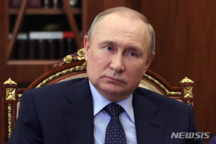 [모스크바(러시아)=AP/뉴시스] 블라디미르 푸틴 러시아 대통령이 지난 6일(현지시간) 러시아 수도 모스크바 크렘린궁에서 회의에 참석하고 있다. 2022.05.09.