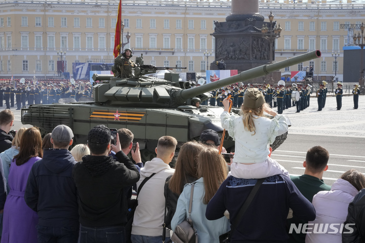 [상트페테르부르크=AP/뉴시스] 7일(현지시간) 러시아 상트페테르부르크 드보르초바야 광장에서 열린 제2차 세계대전 전승절 77주년 기념 열병식 총 리허설에서 러시아의 T-72 전차가 시민들 앞을 지나가고 있다. 2022.05.07.