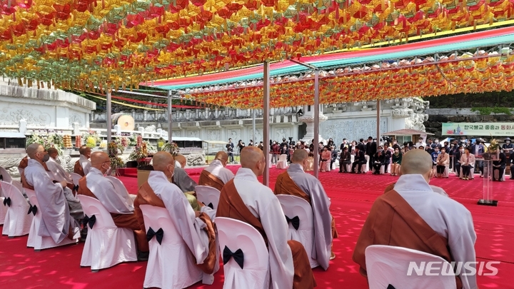 [대구=뉴시스] 불기 2566년 부처님 오신날인 지난해 5월8일 대구 동구 팔공산 동화사에서 봉축법요식이 열리고 있다. ljy@newsis.com