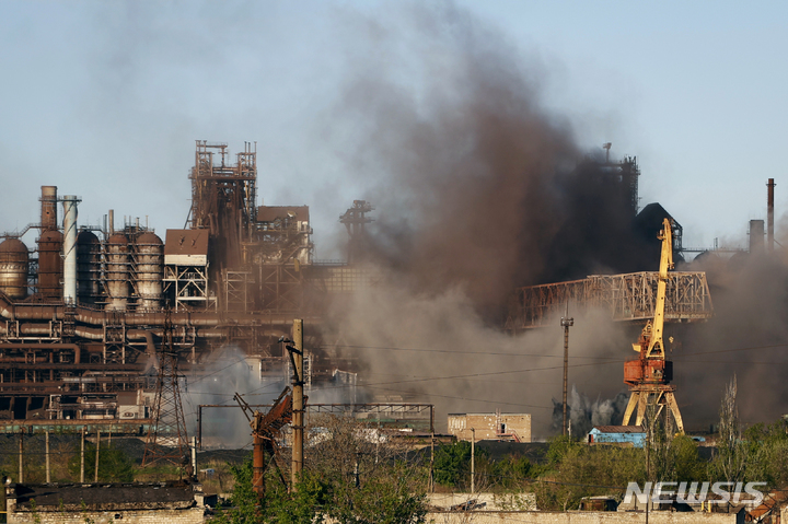 [ 마리우폴( 우크라이나)= AP/뉴시스] 마리우폴의 아조우스탈 제철소가 지난 7일(현지시간) 러시아군 포격으로 검은 연기가 치솟고 있는 모습. 2022.05.09.