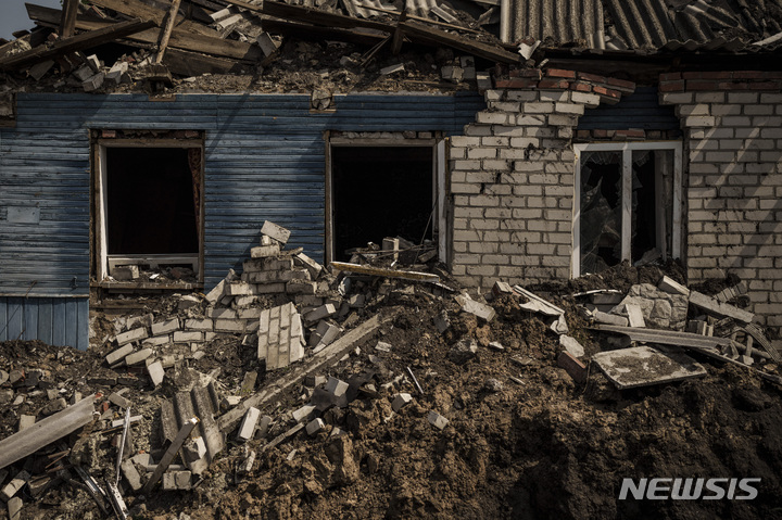 [하르키우=AP/뉴시스] 8일(현지시간) 우크라이나 하르키우 외곽, 우크라이나군이 탈환한 말라야 로한 마을의 한 가옥이 파괴돼 있다. 2022.05.09.