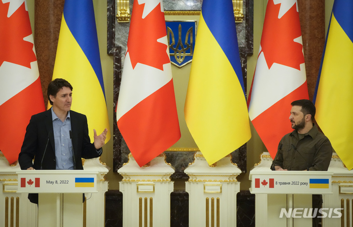 [키이우=AP/뉴시스] 쥐스탱 트뤼도(왼쪽) 캐나다 총리가 8일(현지시간) 우크라이나 키이우에서 볼로디미르 젤렌스키 대통령과 회담 후 공동 기자회견하고 있다. 트뤼도 총리는 우크라이나에 더 많은 군사 원조와 재정 지원을 공표했다. 2022.05.09.