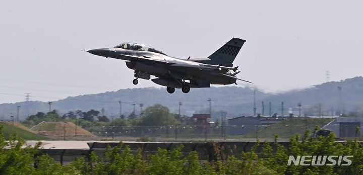 [평택=뉴시스] 김종택기자 = 지난 9일 경기 평택 주한미공군 오산기지에서 F-16 전투기가 착륙하고 있다. 2022.05.09. jtk@newsis.com