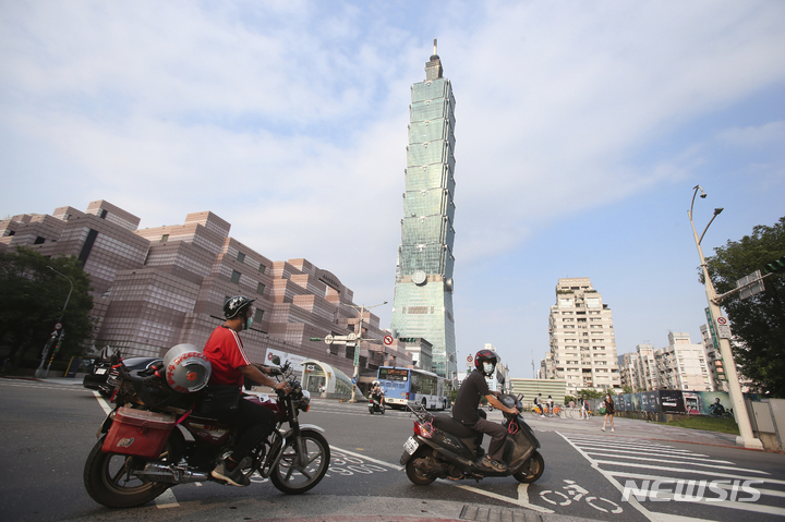 [타이베이=AP/뉴시스] 대만 수도 타이베이 시내에서 15일 오토바이를 탄 시민들이 코로나19 예방을 위해 마스크를 착용한 채 도로를 질주하고 있다. 2022.05.28
