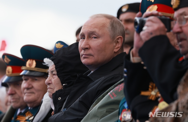 [모스크바=AP/뉴시스] 블라디미르 푸틴 러시아 대통령이 9일(현지시간) 러시아 모스크바의 붉은 광장에서 열린 제2차 세계대전 종전 제77주년(전승절) 기념 열병식에 참석해 퍼레이드를 지켜보고 있다. 2022.05.09.