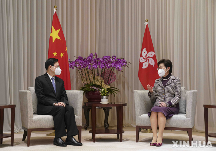 [ 홍콩=신화/뉴시스]  홍콩의 캐리 람 행정장관이 지난 9일  단독후보로 당선된  신임 존 리 장관과 만나서 홍콩의 제6대 행정부 구성을 위해 모든 협력을 다하겠다고 말하고 있다.  