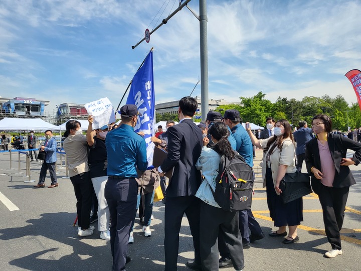 [서울=뉴시스]10일 오전 '여가부폐지철회공동행동' 관계자 10명 가량이 국회 앞에서 '여가부 폐지 공약 철회' 촉구 기자회견을 준비하다 경찰에 저지당했다. 2022. 5. 10. *재판매 및 DB 금지