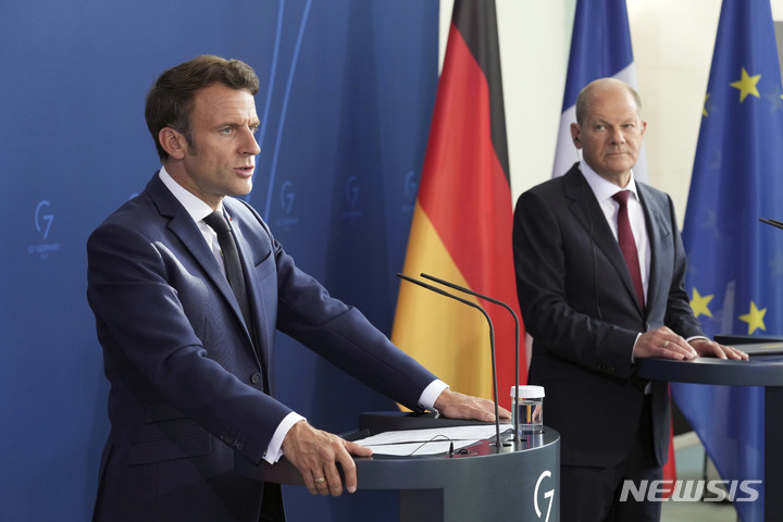 [베를린=AP/뉴시스] 에마뉘엘 마크롱(왼쪽) 프랑스 대통령과 올라프 숄츠 독일 총리가 지난 9일(현지시간) 독일 베를린에서 공동 기자회견을 하고 있다. 2022.05.31.