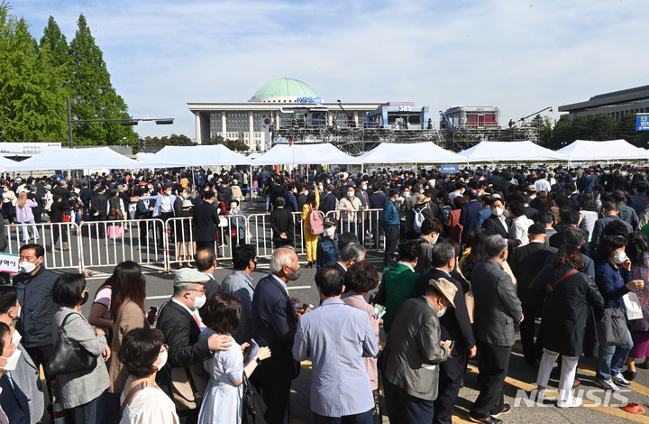 [서울=뉴시스] 고범준 기자 = 제20대 대통령취임식인 10일 취임식장에 참석하기 위한 시민들로 국회 정문앞이 붐비고 있다. (공동취재사진) 2022.05.10. photo@newsis.com