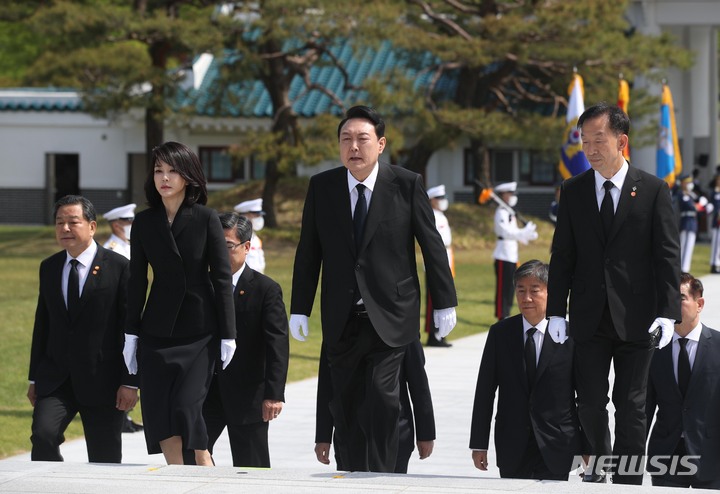 [서울=뉴시스] 홍효식 기자 = 윤석열 대통령과 김건희 여사가 10일 오전 서울 동작구 국립서울현충원 내 현충탑 참배를 위해 이동하고 있다. 2022.05.10. yesphoto@newsis.com