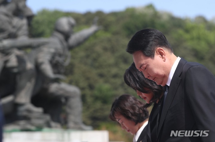 [서울=뉴시스] 홍효식 기자 = 윤석열 대통령과 김건희 여사가 10일 오전 서울 동작구 국립서울현충원 내 현충탑에 묵념하고 있다. 2022.05.10. yesphoto@newsis.com