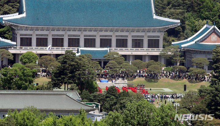 [서울=뉴시스] 김명원 기자 = 청와대 개방 첫날인 10일 오전 시민들이 청와대 경내에 가득하다. 74년 만에 전면 개방된 청와대에는 대통령 집무와 외빈 접견 등에 사용됐던 본관과 영빈관, 상춘재 등을 둘러볼 수 있다. 다만 건물 내부는 집기 이동 등 내부 정비가 완료된 이후에 가능하다. 2022.05.10. kmx1105@newsis.com