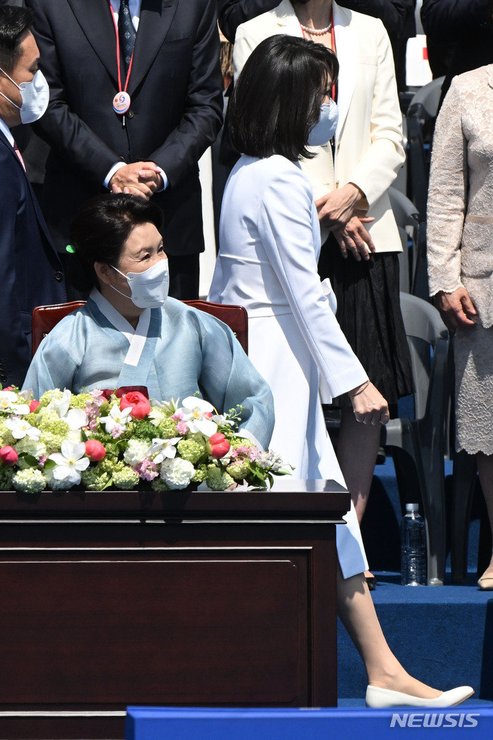 [서울=뉴시스] 김선웅 기자 = 지난달 10일 오전 서울 여의도 국회에서 열린 윤석열 제20대 대통령의 취임식에서 김건희 여사가 내빈 인사를 위해 김정숙 여사 뒤를 지나치고 있다. (공동취재사진) 2022.05.10. photo@newsis.com