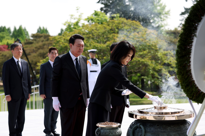 [서울=뉴시스] 윤석열 대통령 부인 김건희 여사가 10일 오전 서울 동작구 국립서울현충원 현충탑에 분향하고 있다. (사진=대통령실 제공) 2022.05.10. photo@newsis.com *재판매 및 DB 금지