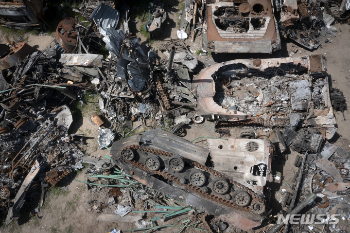 [부차=AP/뉴시스] 10일(현지시간) 우크라이나 키이우 외곽 부차의 쓰레기장에 파괴된 러시아군의 차량 잔해가 쌓여 있다. 2022.05.11.