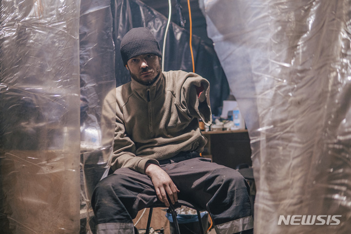 [마리우폴=AP/뉴시스] 10일(현지시간) 우크라이나 마리우폴의 아조우스탈 제철소 안에서 러시아군과의 전투 중 부상한 아조우 연대 소속 군인이 기자의 사진 촬영에 응하고 있다. 2022.0.11.