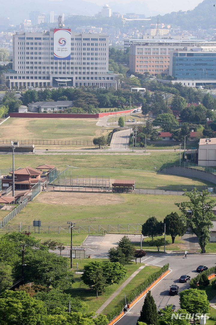 [서울=뉴시스] 백동현 기자 = 윤석열 대통령이 지난 11일 오전 서울 용산구 전 주한미군용산기지를 통해 대통령 집무실로 향하고 있다. 2022.05.11. livertrent@newsis.com