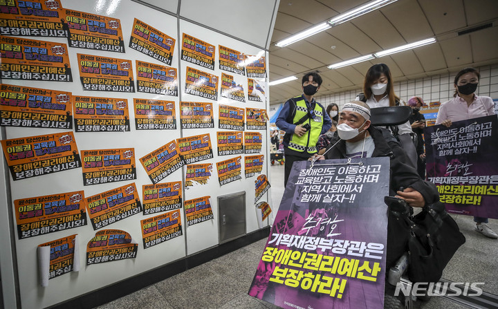 [서울=뉴시스] 정병혁 기자 = 전국장애인자별철폐연대 관계자들이 11일 서울 용산구 삼각지역 승강장에서 열린 장애인 권리 예산 보장 촉구 기자회견을 마친 뒤 지하철에 탑승하기 위해 이동하고 있다. 2022.05.11. jhope@newsis.com