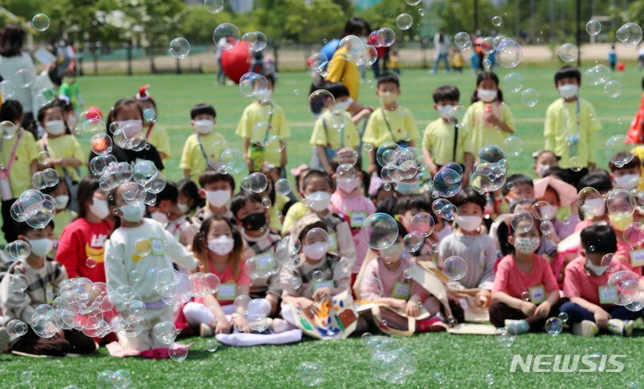 [서울=뉴시스] 어린이집 원생들이 버블쇼를 관람하고 있다. (사진=뉴시스 DB). photo@newsis.com
