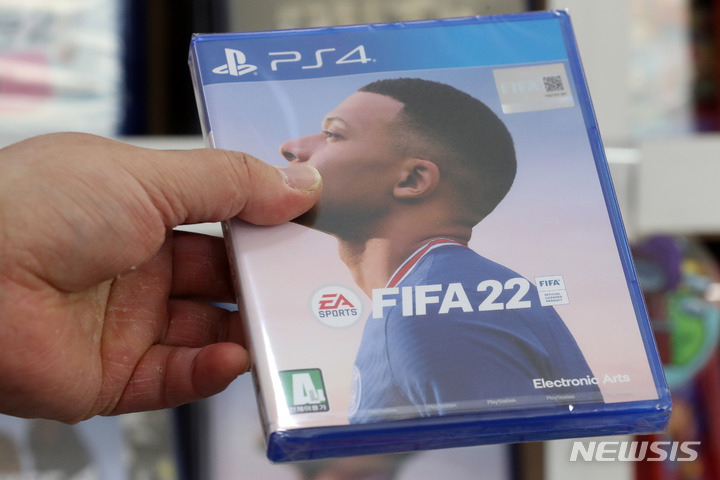 [서울=뉴시스] 세계적 게임 개발사 일렉트로닉아츠(EA)가 직원의 6%를 해고하고 사무실 공간도 줄인다고 밝혔다. 사진은 서울 용산구 한 게임 매장에 판매되고 있는 EA의 FIFA 22의 모습. 2023.03.30. photo@newsis.com