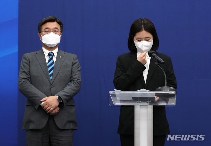 [서울=뉴시스] 김선웅 기자 = 박지현(오른쪽)·윤호중 더불어민주당 공동비상대책위원장이 12일 저녁 국회 당대표실에서 성 비위 의혹으로 제명된 박완주 의원과 관련해 사과하고 있다. (공동취재사진) 2022.05.12. photo@newsis.com