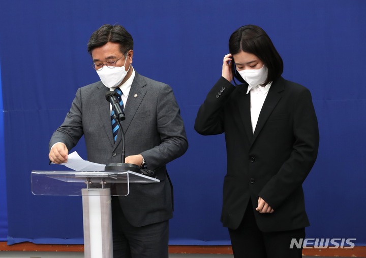 [서울=뉴시스] 김선웅 기자 = 윤호중(왼쪽)·박지현 더불어민주당 공동비상대책위원장이 12일 저녁 국회 당대표실에서 성 비위 의혹으로 제명된 박완주 의원과 관련해 사과하고 있다. (공동취재사진) 2022.05.12. photo@newsis.com