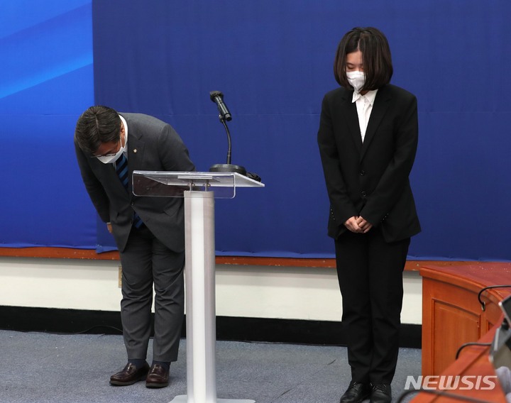 [서울=뉴시스] 김선웅 기자 = 윤호중(왼쪽)·박지현 더불어민주당 공동비상대책위원장이 12일 저녁 국회 당대표실에서 성 비위 의혹으로 제명된 박완주 의원과 관련해 고개숙여 사과하고 있다. (공동취재사진) 2022.05.12. photo@newsis.com