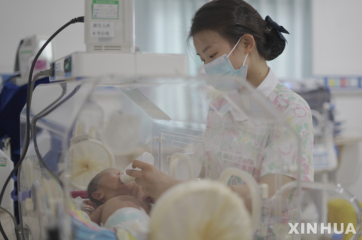 [베이징=신화/뉴시스]중국 출산율 감소 자료 사진. 사진은 지난 5월12일 중국 남서부 구이저우성 츠수이의 한 병원에서 간호사가 신생아를 돌보고 있는 모습. 29022.08.17.