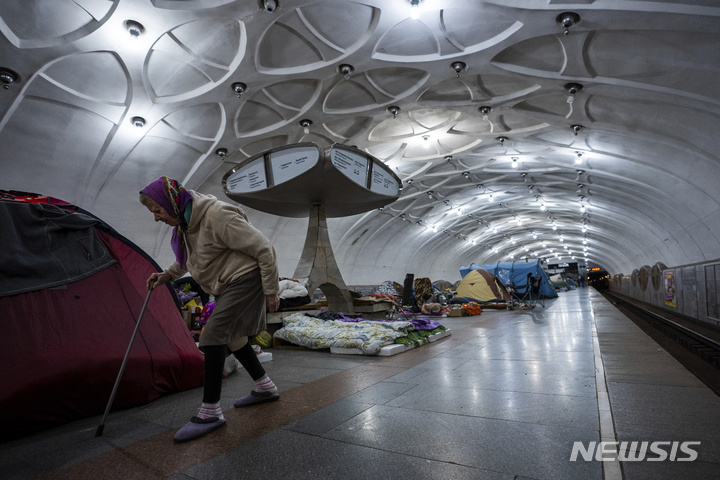 [하르키우=AP/뉴시스] 12일(현지시간) 우크라이나 하르키우에서 한 노인이 방공호로 사용 중인 지하철역 안을 걸어가고 있다. 2022.05.13.