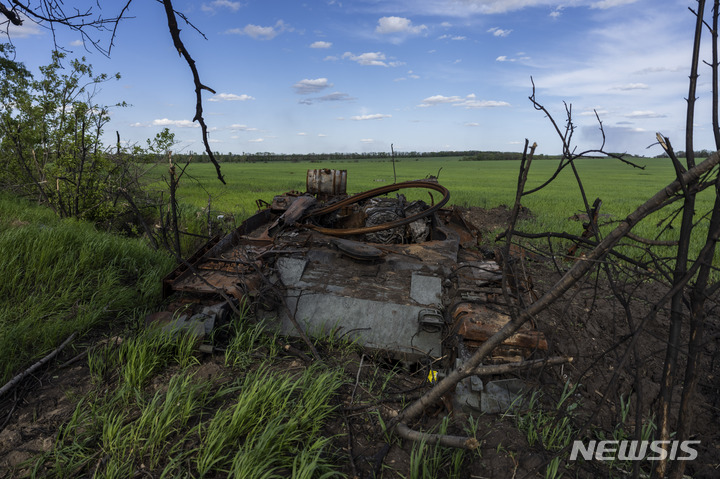 [하르키우=AP/뉴시스] 13일(현지시간) 우크라이나 하루키우 북부 들판에 파괴된 러시아 전차가 버려져 있다. 2022.05.14.