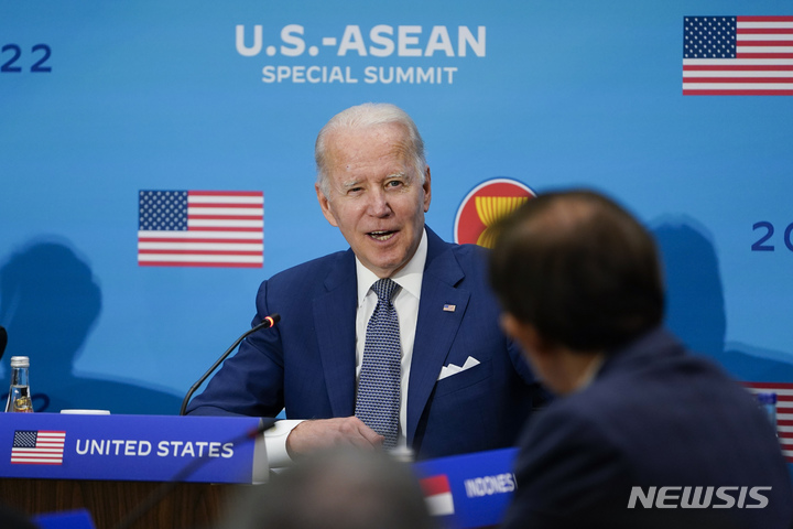 [워싱턴=AP/뉴시스]조 바이든 미국 대통령이 13일(현지시간) 국무부에서 열린 미·동남아시아국가연합(ASEAN·아세안) 정상회의에서 발언하고 있다. 2022.05.13.