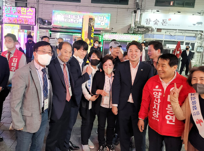 [양산=뉴시스] 안지율 기자 = 국민의힘 이준석 대표와 나동연 경남 양산시장 후보가 지난 14일 오후 양산시 양주동 젊음의 거리에서 시민들과 인증사진을 찍으며 나 시장의 지지를 호소하고 있다. (사진=나동연 후보 선거사무소 제공) 2022.05.15. photo@newsis.com *재판매 및 DB 금지