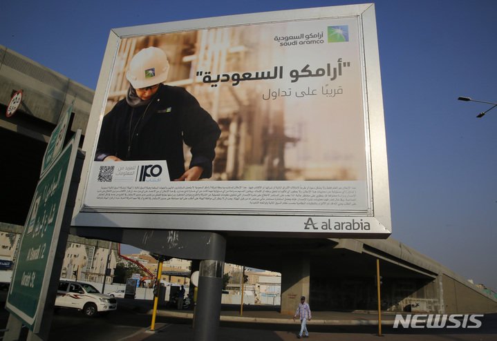 [지다( 사우디 아라비아)= AP/뉴시스] 사우디 아라비아의 국영 석유재벌 아람코의 대형 광고판에지난 2019년 11월 " 아람코가 곧 주식을 공개한다"는 아랍어 광고가 게대되어 있다. 주식공개 3년만인 2022년 2분기에 아람코의 순이익은 지난 해 동기에 비해 90% 상승을 보이며 신기록을 경신했다. 