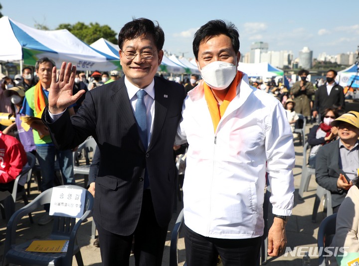 [서울=뉴시스] 김선웅 기자 = 오세훈 국민의힘 서울시장 후보와 송영길 더불어민주당 서울시장 후보가 15일 오후 서울 여의도한강공원에서 열린 서울특별시학원연합회 2022 학교폭력예방 캠페인에 참석해 기념촬영을 하고 있다. 2022.05.15. mangusta@newsis.com