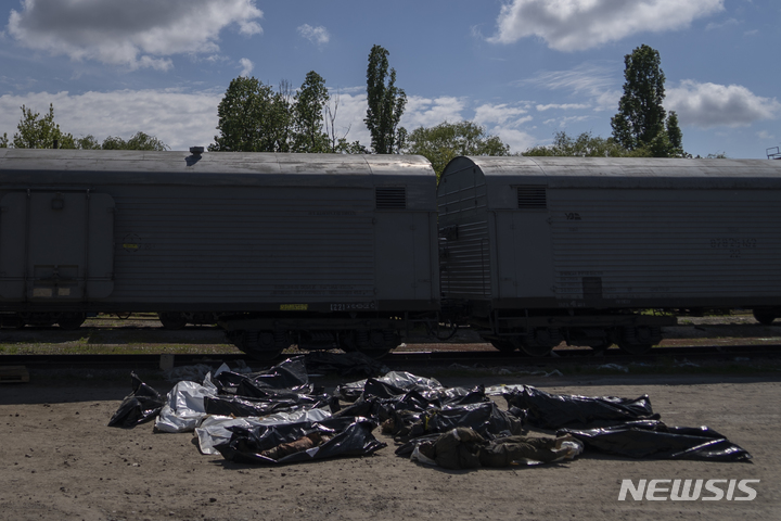 [하르키우( 우크라이나)=AP/뉴시스]우크라이나 전쟁에 투입되어 전사한 러시아 군인들 41명의 시신이 하르키우에서 냉동트럭에 보관된 후 지난 5월 14일 신원확인을 위한 검사를 기다리고 있다. 