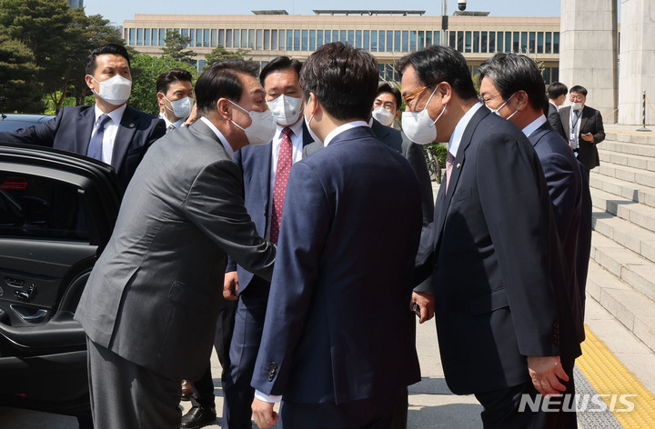 [서울=뉴시스] 홍효식 기자 = 윤석열 대통령이 16일 오전 서울 여의도 국회 본회의장에서 소상공인 손실보상 추가경정예산안 시정연설을 마친 뒤 국회 본청을 나서며 정진석 국회부의장과 인사하고 있다. (대통령실통신사진기자단) 2022.05.16. yesphoto@newsis.com