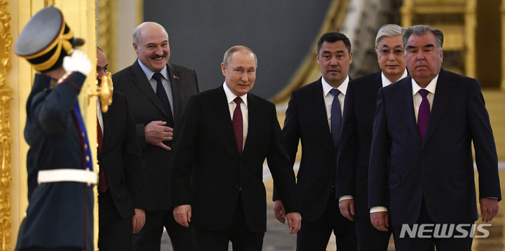 [모스크바=AP/뉴시스] 16일(현지시간) 러시아 모스크바 크렘린궁에서 열린 집단안보조약(CSTO) 정상회의에 회원국 정상들이 참석하고 있다. 회의엔 블라디미르 푸틴 러시아 대통령(왼쪽 네 번째)과 알렉산드르 루카셴코 벨라루스 대통령(왼쪽 세 번째)을 포함해 아르메니아, 카자흐스탄, 키르기스스탄, 타지키스탄 대통령 등 6개국 정상이 참석했다. 2022.05.17.
