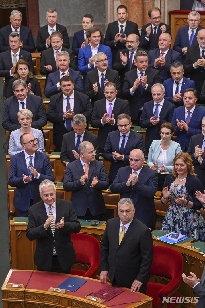 [부다페스트=AP/뉴시스] 빅토르 오르반 헝가리 총리가 16일(현지시간) 헝가리 부다페스트 의회에서 차기 총리로 재선출된 뒤 취임 선서를 하고 박수를 받고 있다. 그는 4년 임기인 총리직을 4번 연속, 총 5번 맡게 됐다. 2022.05.17.