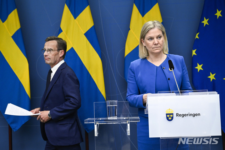 [스톡홀름=AP/뉴시스] 마그달레나 안데르손 스웨덴 총리와 야당 지도자 울프 크리스테르손이 16일(현지시간) 스톡홀름에서 기자회견을 하기 위해 입장하고 있다. 이날 스웨덴 정부는 북대서양조약기구(NATO·나토) 가입을 신청하기로 결정했다고 밝혔다. 2022.05.17.