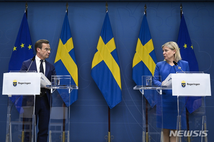 [스톡홀름=AP/뉴시스] 마그달레나 안데르손 스웨덴 총리와 야당 지도자 울프 크리스테르손이 16일(현지시간) 스톡홀름에서 기자회견을 하고 있다. 이날 스웨덴 정부는 북대서양조약기구(NATO·나토) 가입을 신청하기로 결정했다고 밝혔다. 2022.05.17.